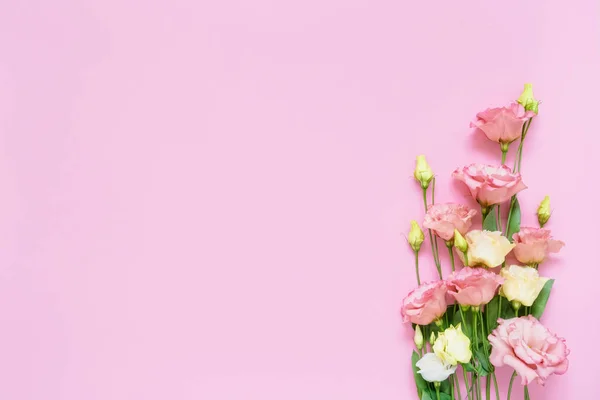 Ramo de flores de eustoma rosa y blanco sobre fondo rosa. Espacio de copia, vista superior. Día Internacional de la Mujer, Cumpleaños, Día de la Madre . — Foto de Stock