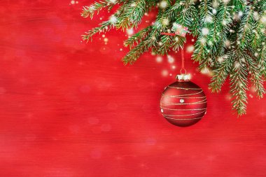 Kırmızı Noel arka plan köknar ağacı ve kırmızı dekorasyonu ile. Kopya alanı 