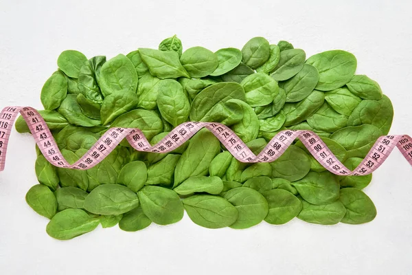 Green Spinach Leaves Pink Tape Measure Healthy Food Dietary Weight — Stock Photo, Image