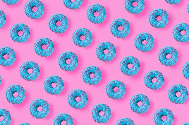 Pembe arka planda mavi donut deseni. Düz yatıyordu