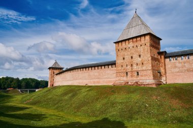 Detinetler ya da Novgorod Kremlin kırmızı tuğlalı kale duvarları. Rusya 'nın Veliky Novgorod şehrinde yaz günü Novgorod Kremlin' deki kale kuleleri. Seyahat kavramı, metin için boşluk kopyala