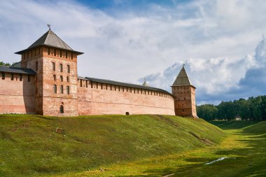 Detinetler ya da Novgorod Kremlin kırmızı tuğlalı kale duvarları. Rusya 'nın Veliky Novgorod şehrinde yaz günü Novgorod Kremlin' deki kale kuleleri. Seyahat kavramı, metin için boşluk kopyala