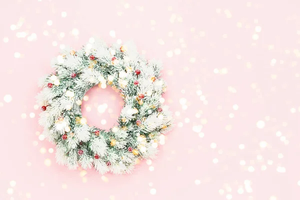 Vánoční Pozadí Bílý Vánoční Věnec Dekorací Růžovém Pozadí Nový Rok — Stock fotografie