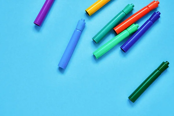 色彩斑斓的毛笔笔尖在蓝色的背景上 上面有文字的位置 顶部视图 复制空间 回到学校的概念 — 图库照片