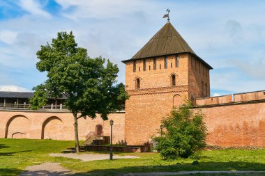 Detinetler ya da Novgorod Kremlin kırmızı tuğlalı kale duvarları. Rusya 'nın Veliky Novgorod şehrinde yaz günü Novgorod Kremlin' deki kale kuleleri. Seyahat konsepti. Boşluğu kopyala