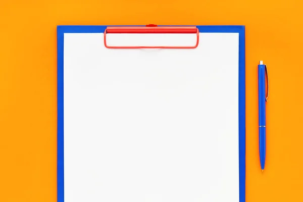 Prázdné Schránka Maketa Modré Pero Oranžovém Pozadí Horním Pohledu Zkopírujte — Stock fotografie