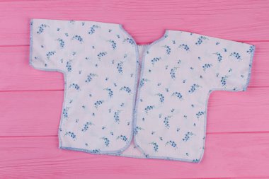 Yeni doğan bebek için beyaz pamuklu yelek. Yeni organik kısa fanila bebek kız için. Yeni koleksiyon yeni doğan için giyim.