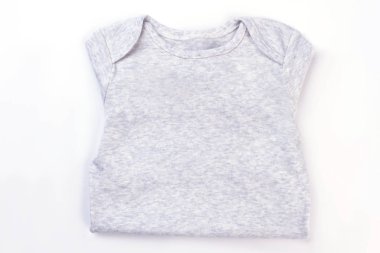 Beyaz pamuk bebek bezi katlanmış. Arka plan beyaz izole.