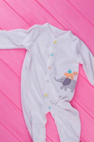 Ovanifrån Vit Baby Pyjamas Rosa Trä Bakgrund Ovanifrån — Stockfoto