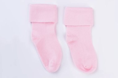 Pembe Bebek yün izole üzerinde beyaz çorap. Çift çocuk çorap, üstten görünüm.