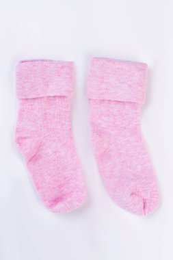 Pembe pamuk çift çorap evlat. Arka plan beyaz izole.