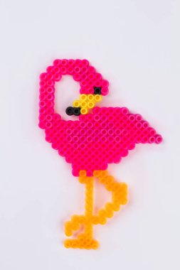 Perler boncuk flamingo. Beyaz izole yuvarlak oyuncak Oluşturucu.