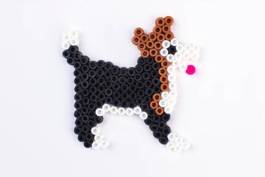 Perler boncuk köpek. Yakın çekim. Arka plan beyaz izole.