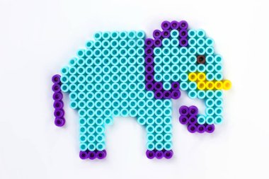 Perler boncuk fil. Yakın çekim. Arka plan beyaz izole.
