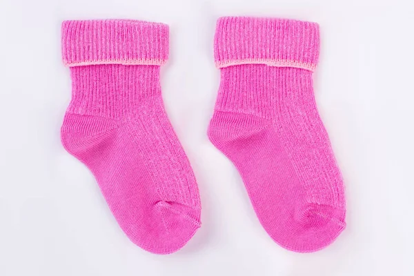 Ev yapımı pembe yün bebek için çorap. Arka plan beyaz izole.