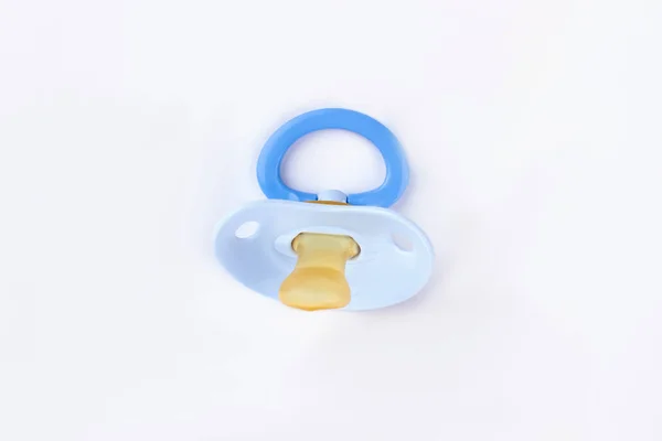 蓝色婴儿奶嘴被隔离在白色 婴儿假人关闭 — 图库照片