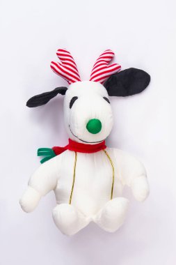 Snoopy şeklinde yumuşak oyuncak. Noel oyuncak kavramı. Arka plan beyaz izole.