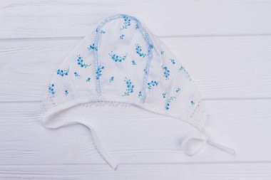 Beyaz ahşap arka plan üzerinde izole bebek çocuk mavi şapka. Yakın, yeni doğan bebek şapka.