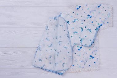 Bebek gömlek ve boşaltmak topluluğu. Beyaz tahta arka plan.