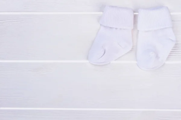 一对白色柔软的冬袜和 Copyspace 顶部视图 木材背景 — 图库照片