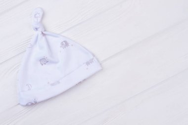 Beyaz şapka tahtaya düğümlü. Üstten görünüm. Unisex bebek beyaz düğümlü şapka elepants ve boşaltmak.