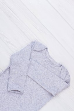 Çocuklar için rahat pamuk bez. Üstten görünüm. Beyaz tahta arka plan.