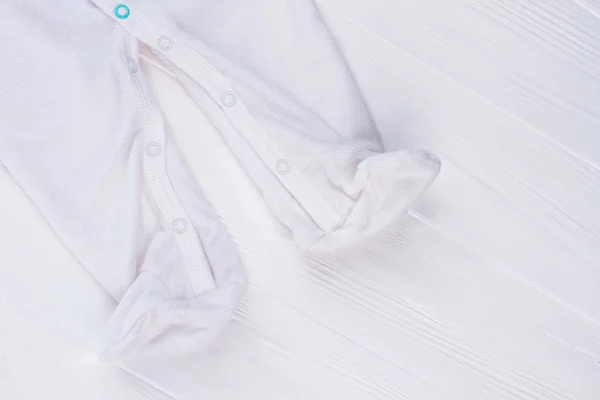 Beine Aus Weißem Pyjama Nahaufnahme Weißer Holz Hintergrund lizenzfreie Stockfotos