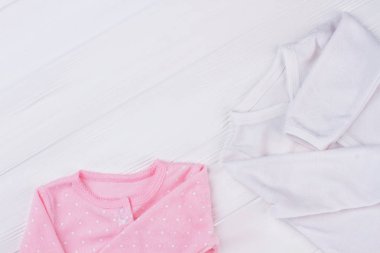 Kız bebek ve çocuk ve boşaltmak. Beyaz tahta arka plan.