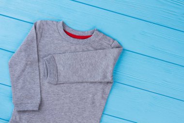 Ahşap üzerine gri Pamuk Giyim. Mavi arka plan.