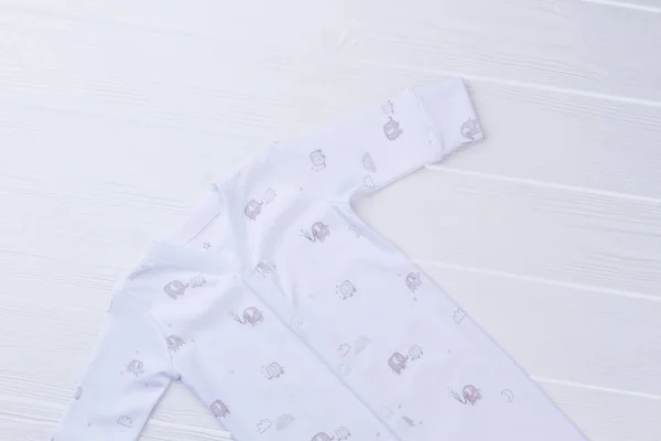 Белая Пижама Мягкой Детской Одежде Напечатанными Слонами Белый Фон Дерева — стоковое фото