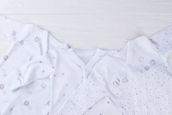 Samling Vita Baby Pyjamas Trä Med Copyspace Tre Spädbarn Sleepwears — Stockfoto