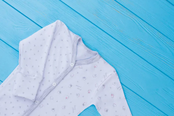 Nyfödd Baby Pyjamas Blå Trä Bakgrund Royaltyfria Stockfoton