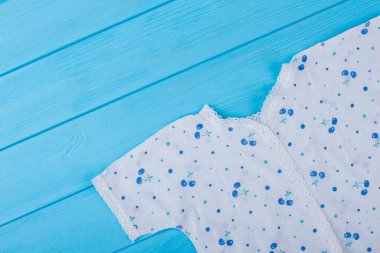 Bebek forması ahşap boşaltmak ile dekore edilmiştir. Mavi ahşap backgorund.