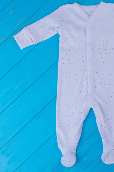 White Newborn Footed Baby Onesie Pajama Top View Blue Wood — Stock Photo, Image
