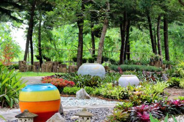 Güzel seramik çömlek büyük su kavanozu dekorasyonu yeşil bahçe arka planında