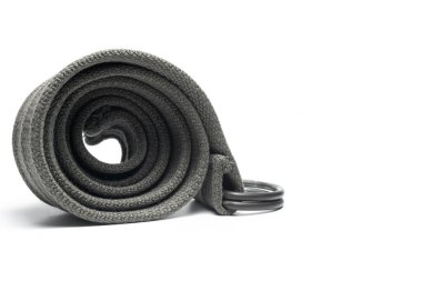 Antika kemer, örülmüş kumaştan bir kayış. Beyaz arkaplanda izole