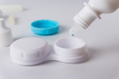 Mercek çözeltisi ve gri arka planda kasa