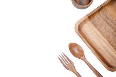 Üst manzara, kare şekilli tahta tepsi saplı ve tahta çatallı boş alan, beyaz arka planda izole edilmiş.