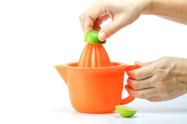 Beyaz arka planda portakal suyu ile taze limon suyu sıkın