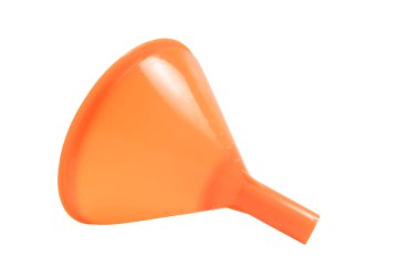 Turuncu plastikten yapılmış huni beyaz arkaplanda izole edilmiş.
