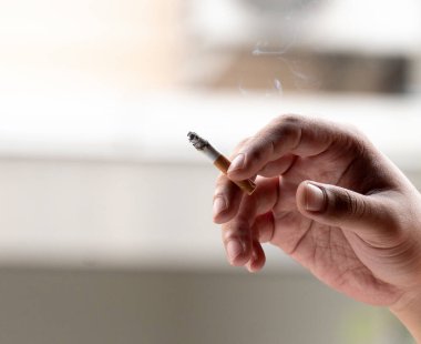 Elinde sigara içen Asyalı adamlar.