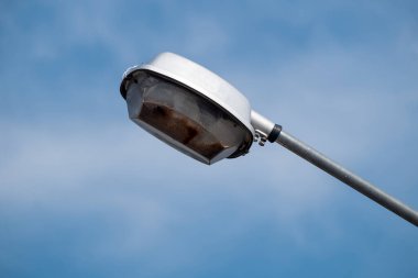 Bir sürü ölü böcek kaldı. Lambada yolu aydınlatmak için