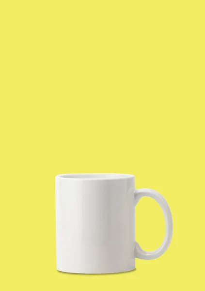 黄色の背景に隔離された白いセラミックコーヒーマグカップ — ストック写真
