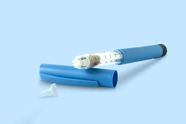 Mavi Arka Plan Tıbbi Cihazlarındaki Insülin Kalem Diyabet Tedavisinde Kullanılır Stok Resim