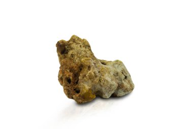 Kırpma yolu ile beyaz arkaplanda izole edilmiş taş parçası