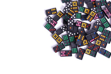 Beyaz arkaplanda renkli siyah domino taşları