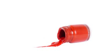 Beyaz arka planda şişe olan kırmızı suluboya döküldü