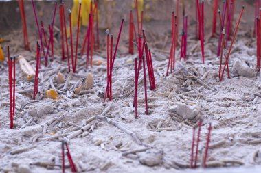 Tütsü bir sansür ve tütsü tozuyla söndürüldü.