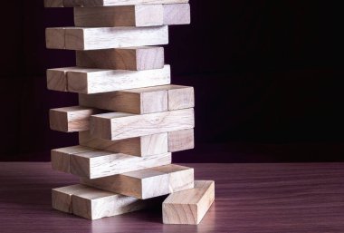 Tahta blok oyunu masada. Aile oyun konsepti, birlikte aktiviteler yapma kavramı