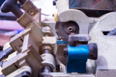 Metal anahtar yapan bir makine. çilingir